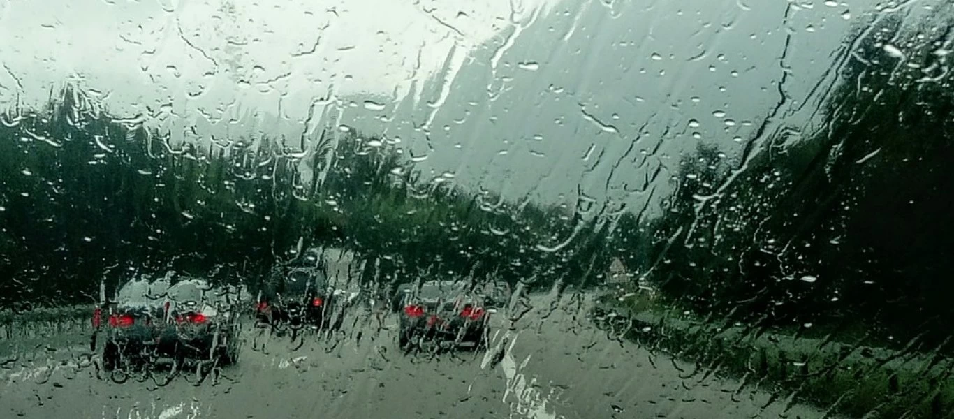 Δείτε βίντεο με τόνους νερού να κατεβαίνουν στην Ιόνια Οδό μετά το τούνελ της Κλόκοβας.